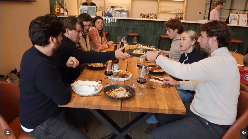 Tablée entre amis au Club House, bar en arrière-plan